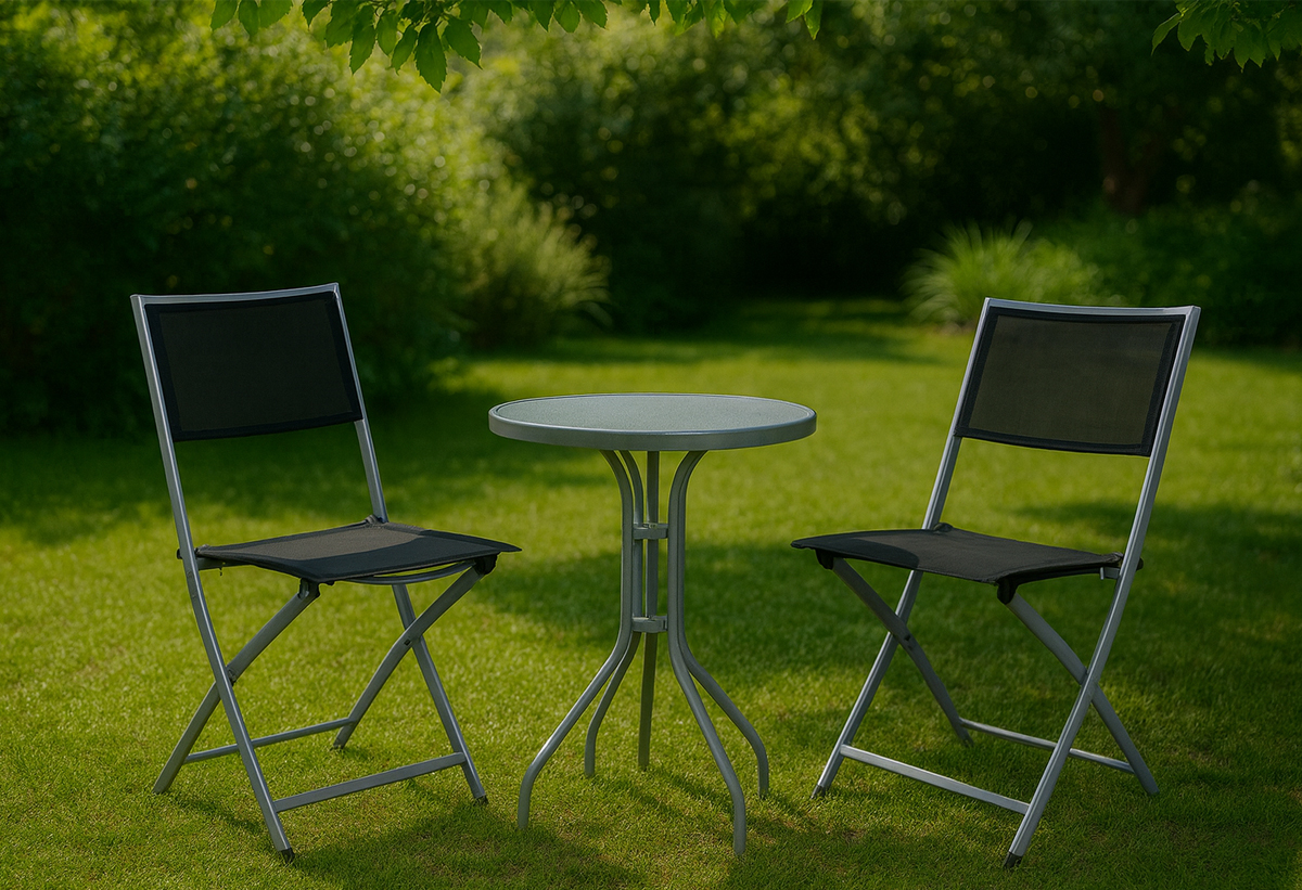 Απεικονίζονται δύο πολυθρόνες σε έναν κήπο, μαζί με ένα τραπέζι.